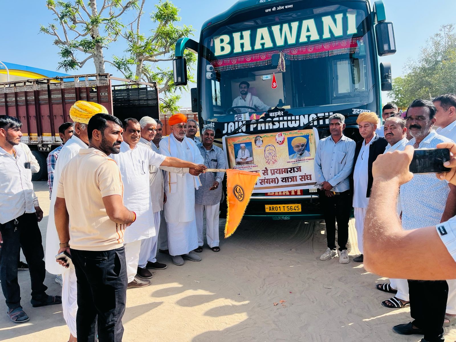 पादरू ईटवाया से महाकुंभ के लिए तीर्थ यात्रीयों की बस को हरी झंडी दिखाकर रवाना किया गया 