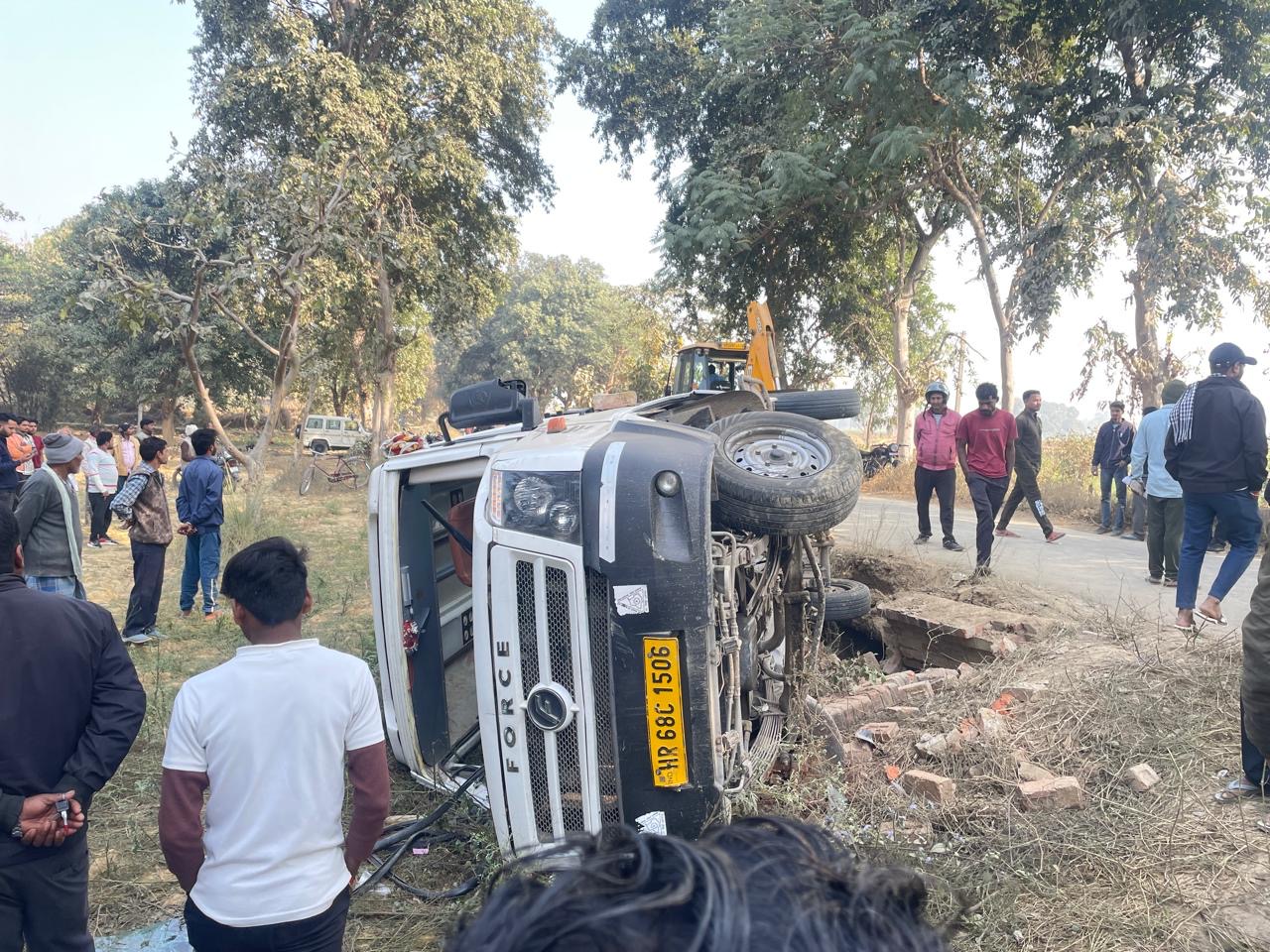सुल्तानपुर में हिमाचल के श्रद्धालुओं से भरी बस अनियंत्रित होकर पलटी, लगभग 15 श्रद्धालु घायल