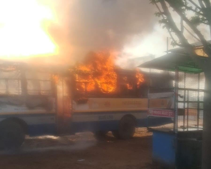 रींगस रोडवेज बस में अज्ञात कारणों से लगी आग