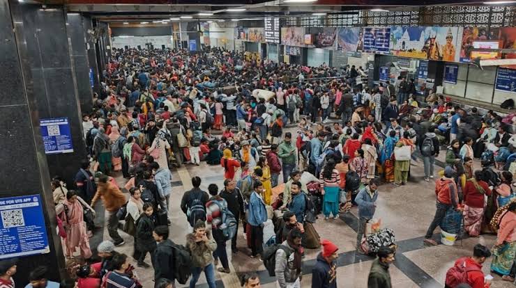 नई दिल्ली रेलवे स्टेशन पर भगदड़, 3 बच्चों समेत 15 लोगों की मौत और अन्य घायल, रेलवे ने किया भगदड़ से इनकार 