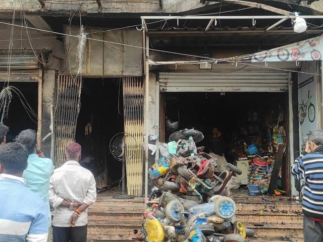 पटना: कदमकुआं में शनिवार की रात लगी भीषण आग जिसमे एक व्यक्ति की मौत और लाखों का नुकसान 