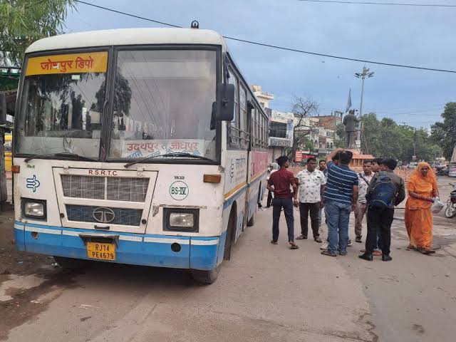पाली: रोहट कंटेनर ने रोडवेज बस को पीछे से मारी टक्कर