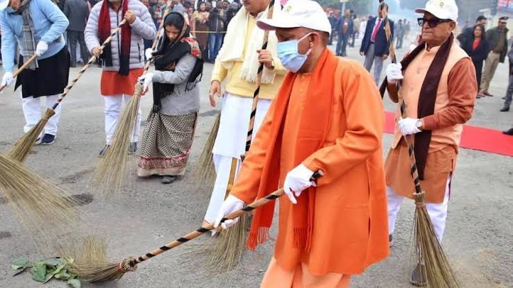 महाकुंभ के समापन पर सीएम योगी में सफाई अभियान