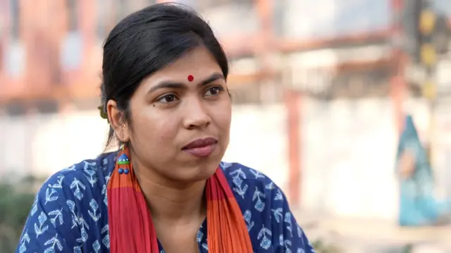 ढाका यूनिवर्सिटी में एक विरोध प्रदर्शन का नेतृत्व कर रही छात्र नेता नज़ीफ़ा जन्नत
