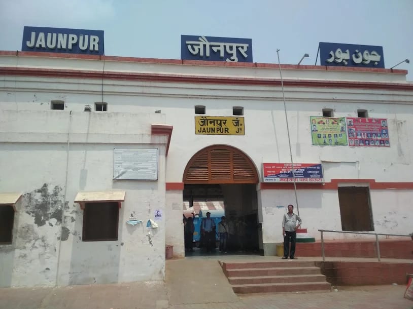 13307 किसान एक्सप्रेस से, ड्राइवर के सूझ बूझ से एक व्यक्ति की जान बची।