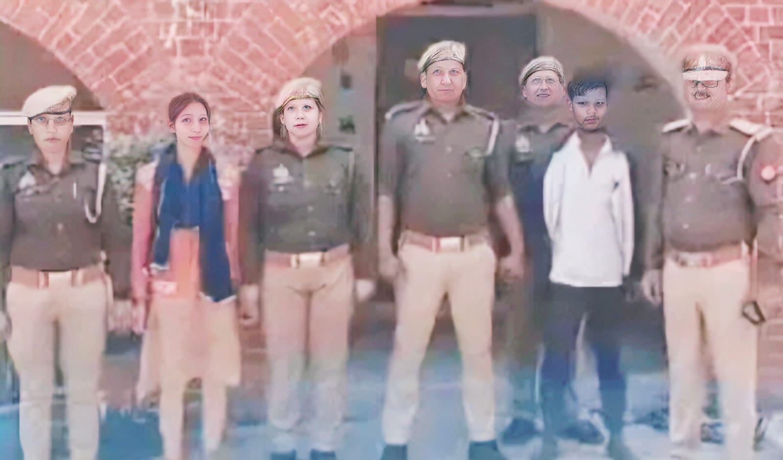 बेटी की अय्याशी में बाधक बना था पिता रात के अँधेरे में बॉयफ्रेंड को घर बुलाया कुल्हाड़ी से वार करके ली जान, अब पकडे गए।
