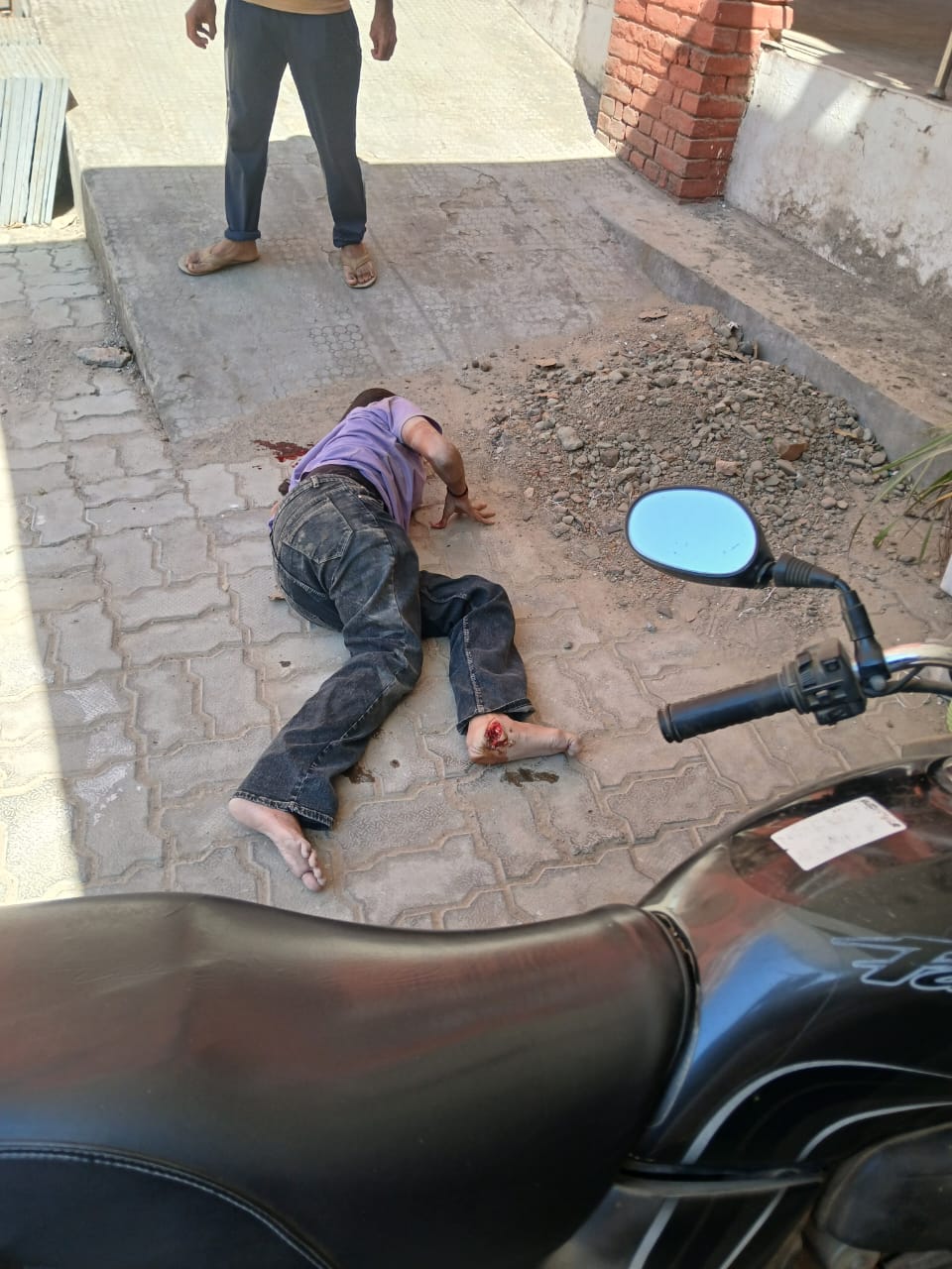 सुल्तानपुर।कमला नेहरू इंस्टीट्यूट आफ टेक्नोलॉजी में थर्ड फ्लोर से छात्र ने लगाई छलांग।