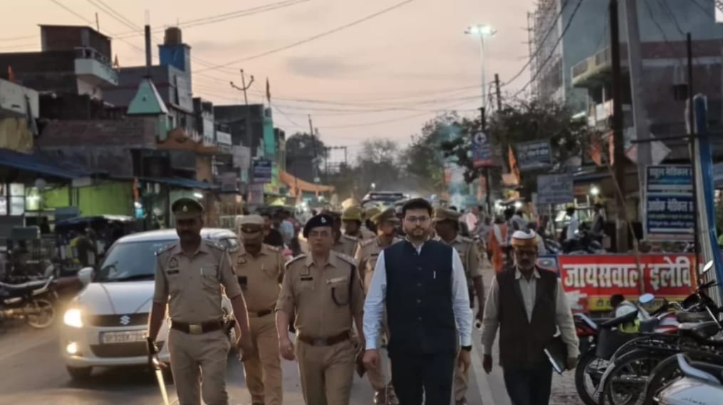 सूरापुर बाजार में SDM के साथ CO और चौकी इंचार्ज सूरापुर ने किया फ्लैग मार्च