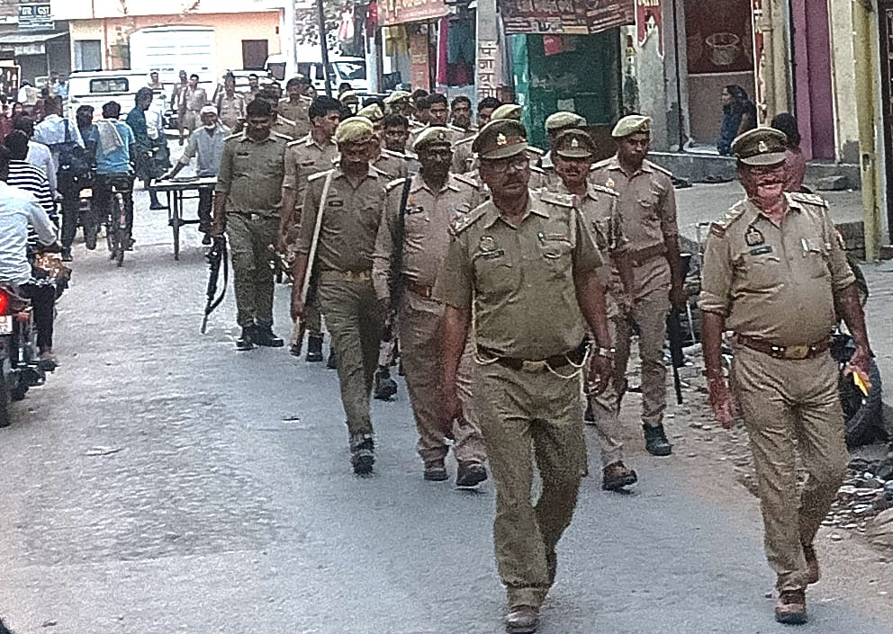 होली पर शांति व्यवस्था के लिए दोस्तपुर थाना पुलिस ने किया फ्लैग मार्च