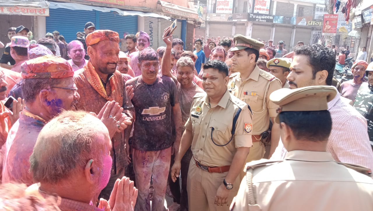 जिलाधिकारी व  पुलिस अधीक्षक सुलतानपुर द्वारा होली पर्व व जुमा की नमाज के अवसर पर शांति, सुरक्षा व कानून व्यवस्था सुदृढ़ बनाये रखने के उद्देश्य से जनपद के विभिन्न थाना क्षेत्रान्तर्गत भ्रमण कर सुरक्षा व्यवस्था का लिया गया जायजा