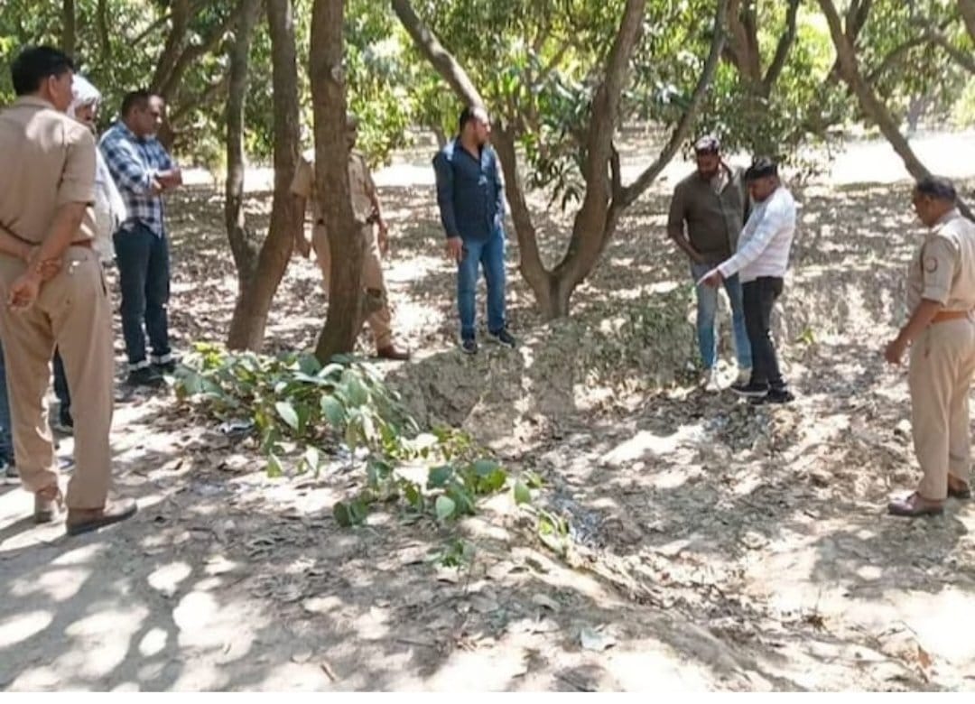 लखनऊ मे 32 साल की युवती की हत्या कर लाश को बैग मे पैक कर आम के बाग मे फेंक दिया.. ऑटो ड्राइवर पर रेप के बाद हत्या का आरोप