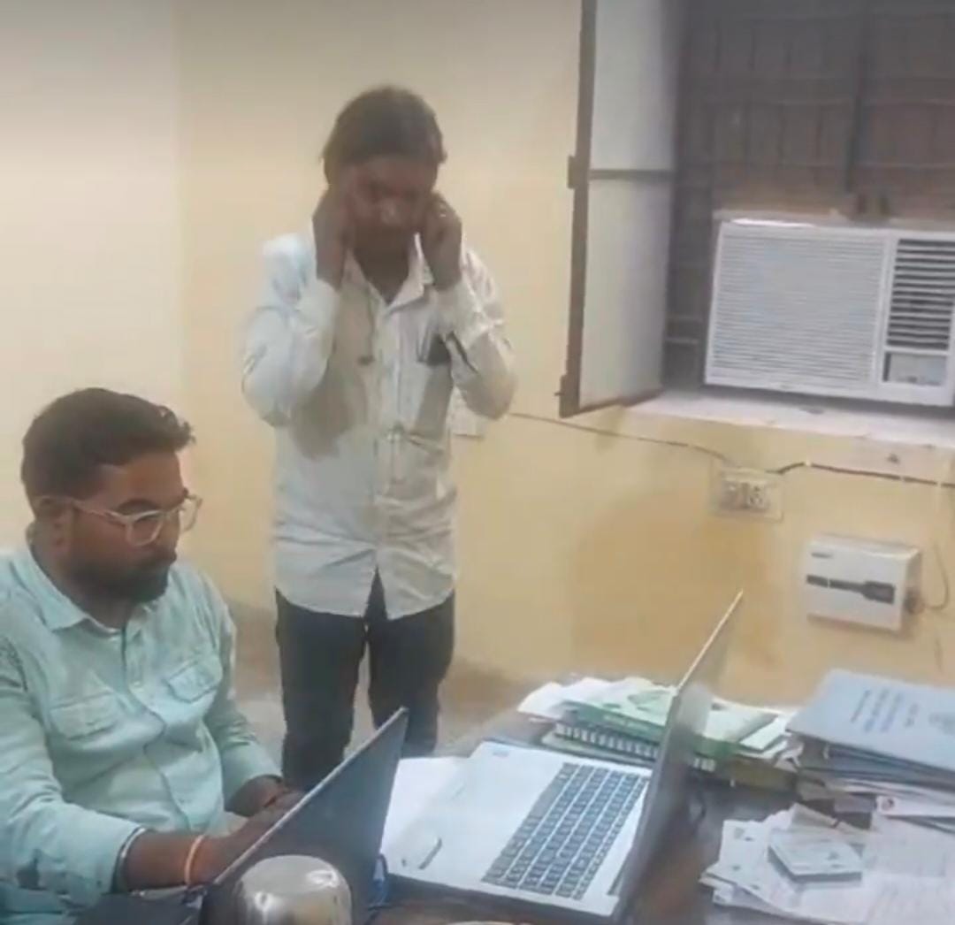 रायबरेली – बिजली विभाग के SDO का अजब-गजब कारनामा संविदा कर्मचारी से ऑफिस में कराई उठक-बैठक, वीडियो वायरल