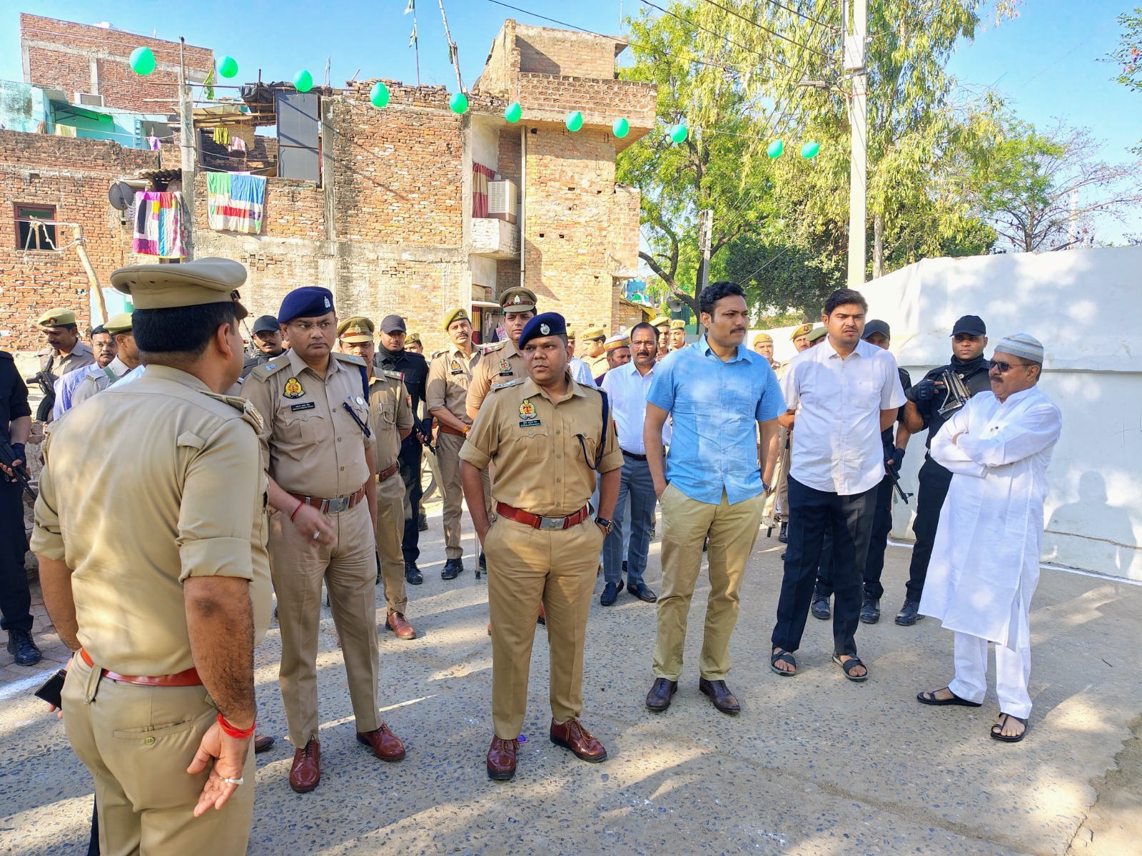 कलेक्टर संग निकले कप्तान, ईद की नमाज पर परखी प्रशासनिक बंदोबस्त, रोजेदारों से मिले आला अफसरान
