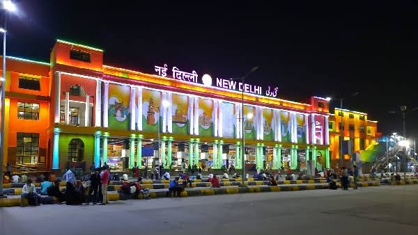 नई दिल्ली रेलवे स्टेशन पर भगदड़ जैसी स्थिति, पुलिस ने संभाला मोर्चा रेल मंत्रालय ने किया इनकार 