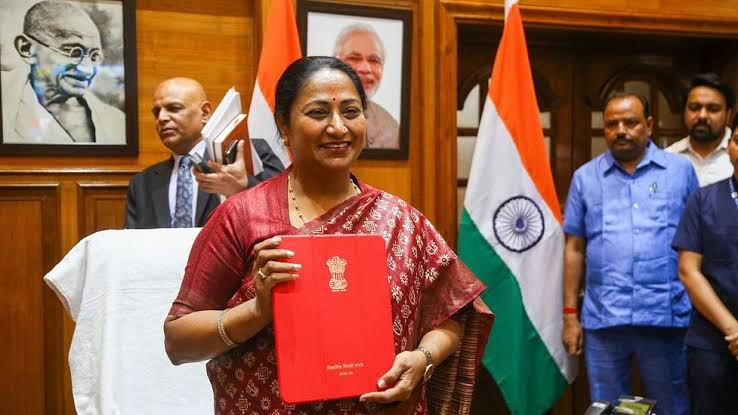 दिल्ली में 27 साल बाद भाजपा का पहला बजट हुआ पेश, कई बड़ी घोषणाए हुई, सबसे बड़ा बजट आवंटन परिवहन विभाग को मिला