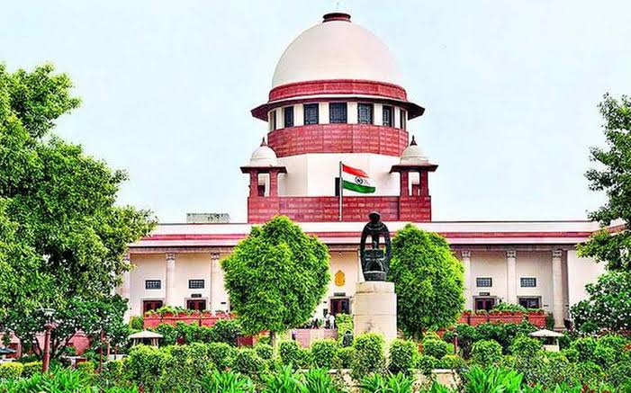 इलाहाबाद हाईकोर्ट के विवादित फैसले पर लगा रोक, सुप्रीम कोर्ट ने केंद्र को जारी किया नोटिस