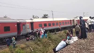 ओडिशा के कटक में फिर एक बड़ा रेल हादसा, बेंगलुरू-कामाख्या एसी सुपरफास्ट एक्सप्रेस के 11 कोचों के पटरी से उतरे 
