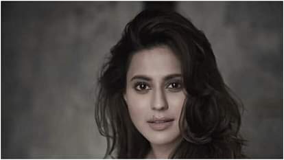 Ranya Rao: सोने की तस्करी करते पकड़ी गई पुलिस महानिदेशक की बेटी, साउथ अभिनेत्री के पास से 14 किलो सोना भी जब्त kannada Actress Ranya Rao held at Kempegowda International Airport with over 14 kg gold
