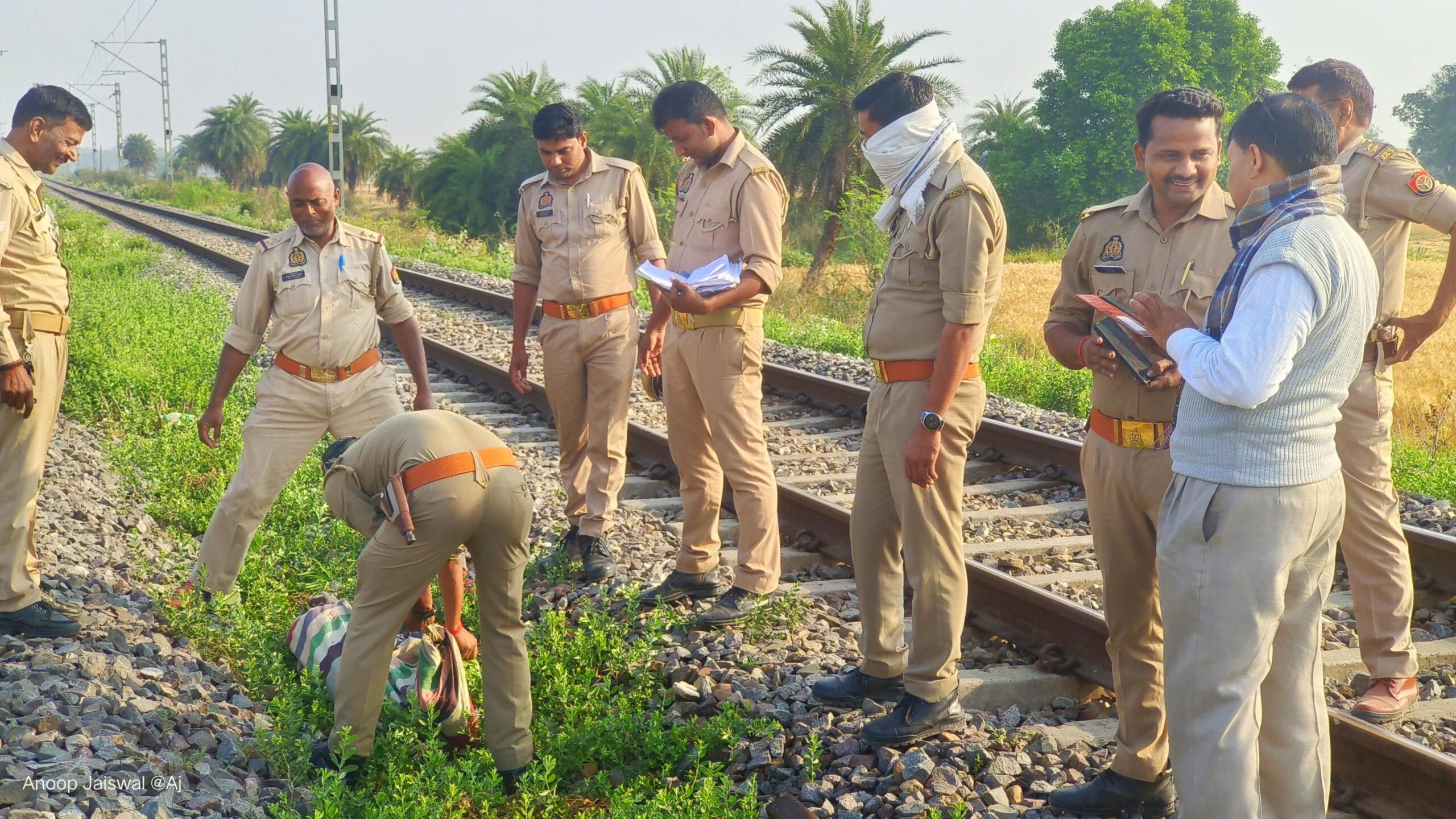 जौनपुर ,शाहगंज। अयोध्या-वाराणसी रेलवे ट्रैक के बगल मिली युवक की लाश