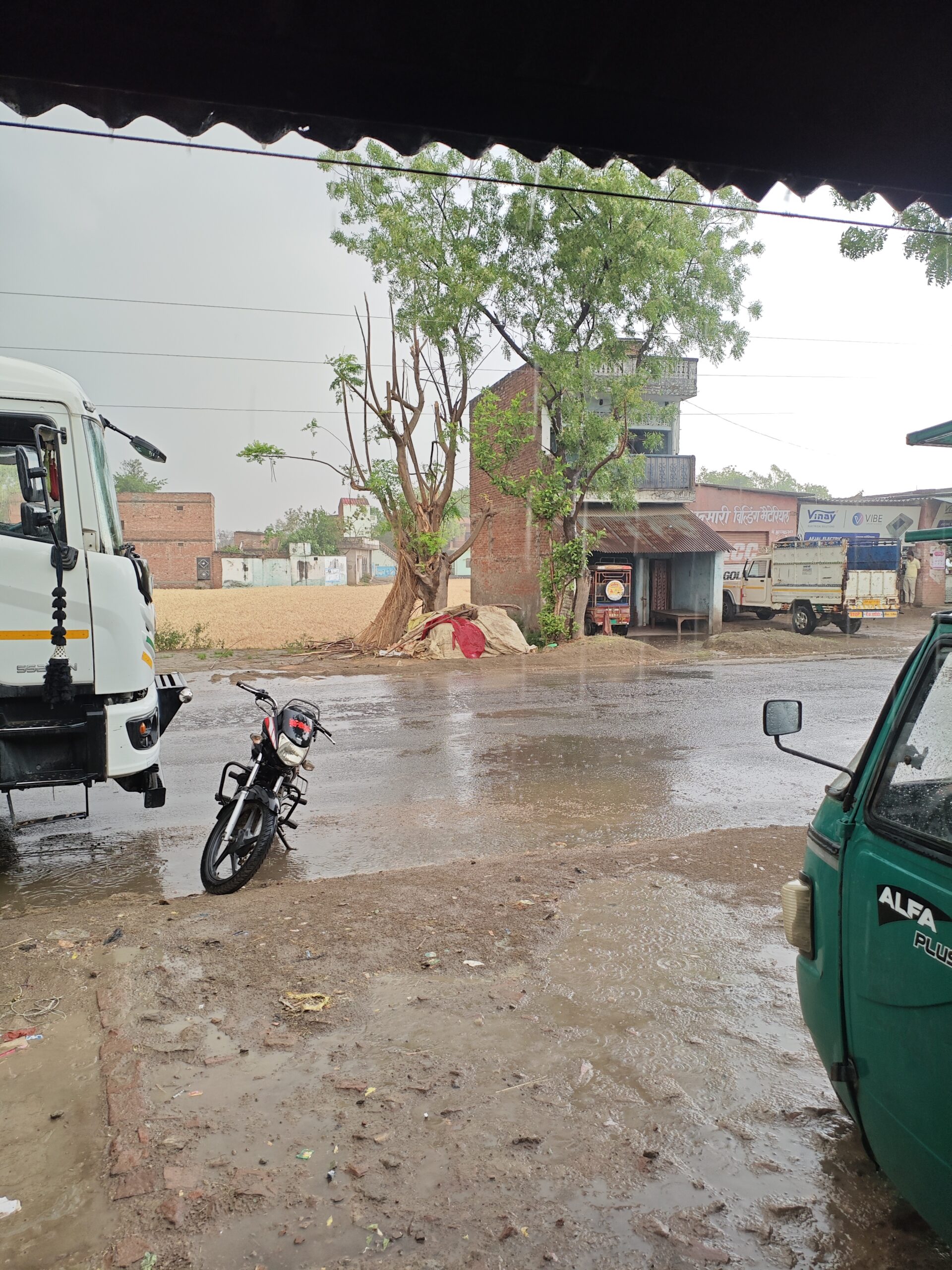 भयंकर धूप के बाद कई इलाको मे बारिश