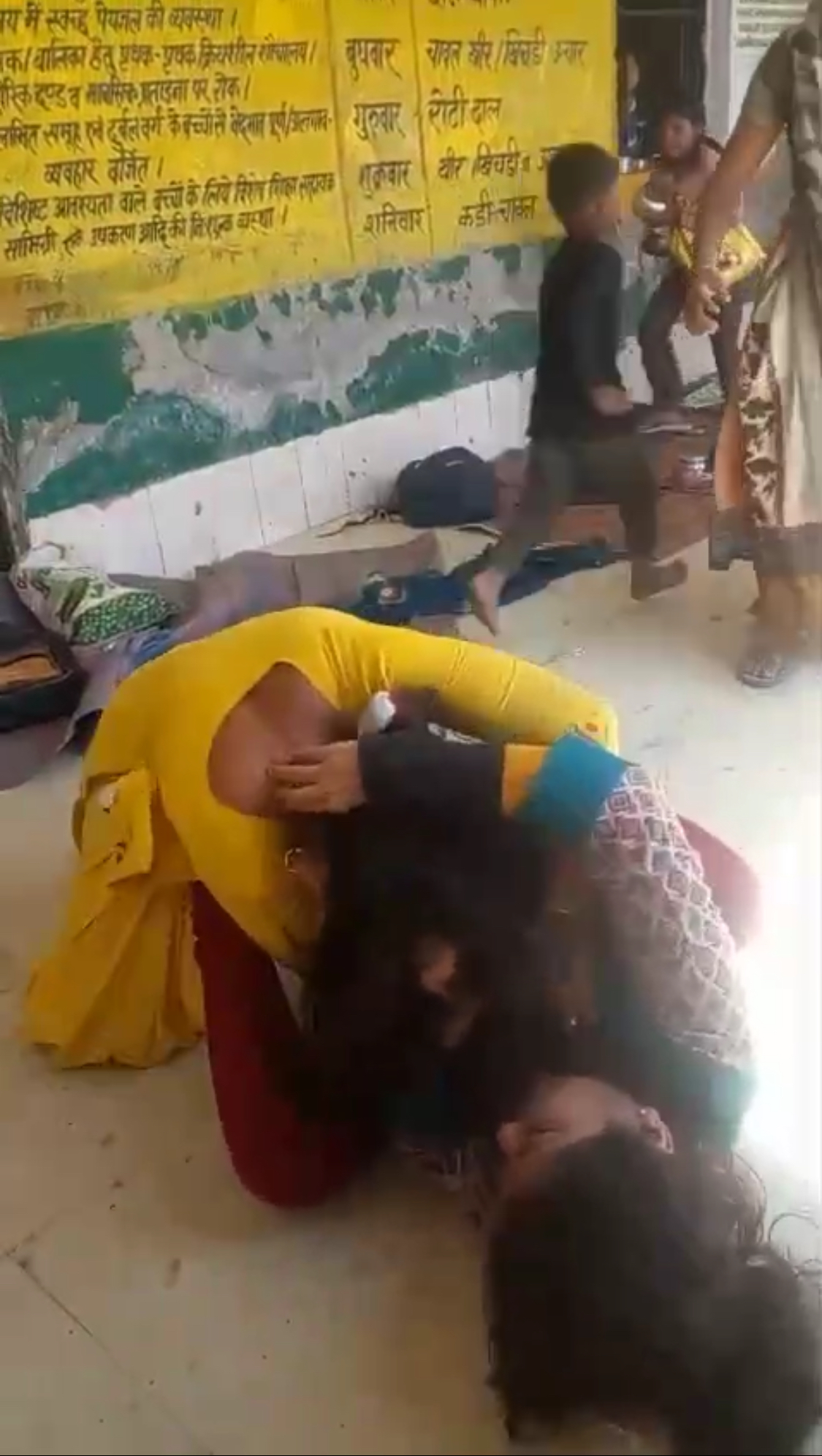कासगंज: प्राथमिक विद्यालय में प्रधानाध्यापिका और शिक्षिका के बीच हुई मारपीट
