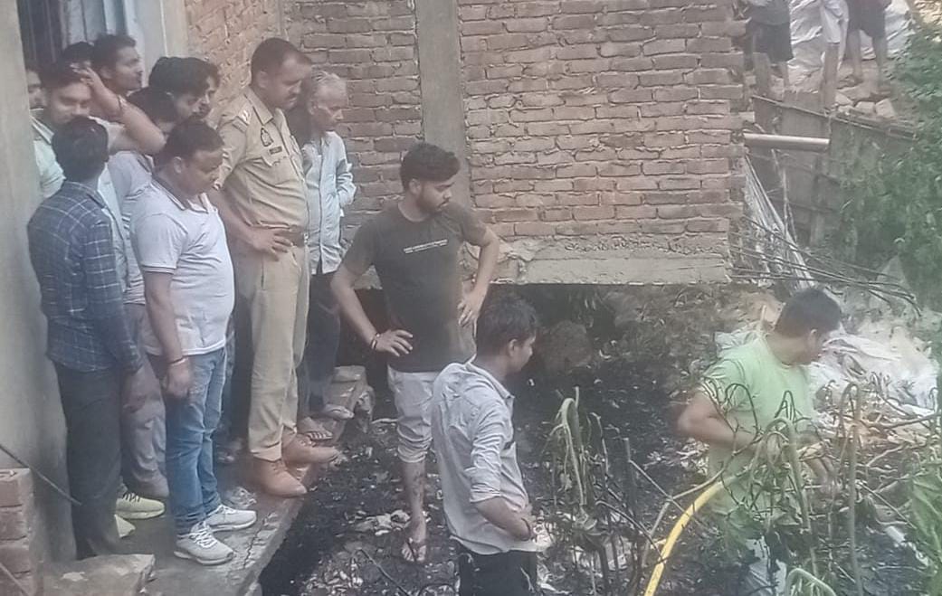 नारायण मार्केट मे कूड़े के ढेर मे लगी आग व्यापारियों और दमकल की टीम ने डेढ़ घंटे मे पाया काबू