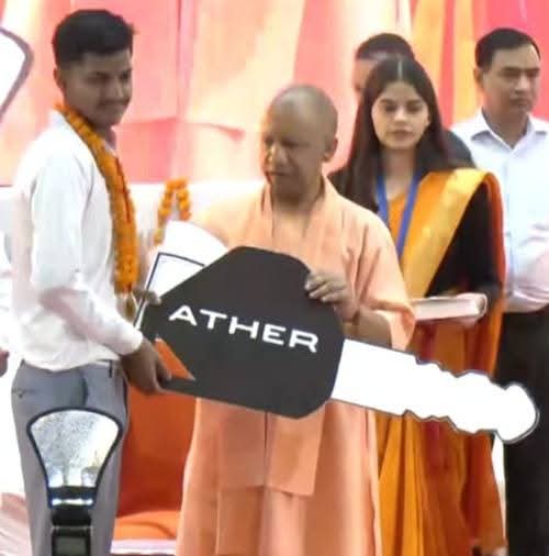 उ०प्र० प्रदेश के यशस्वी मुख्यमंत्री योगी आदित्यनाथ ने किया भैया आदर्श यादव को सम्मानित