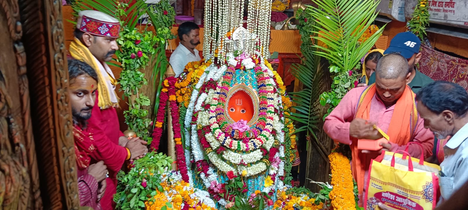 विजेथुआ धाम मे हनुमानजी का दिव्य श्रृंगार दर्शन करने के लिए पुरे दिन लगी रही भक्तो की कतार