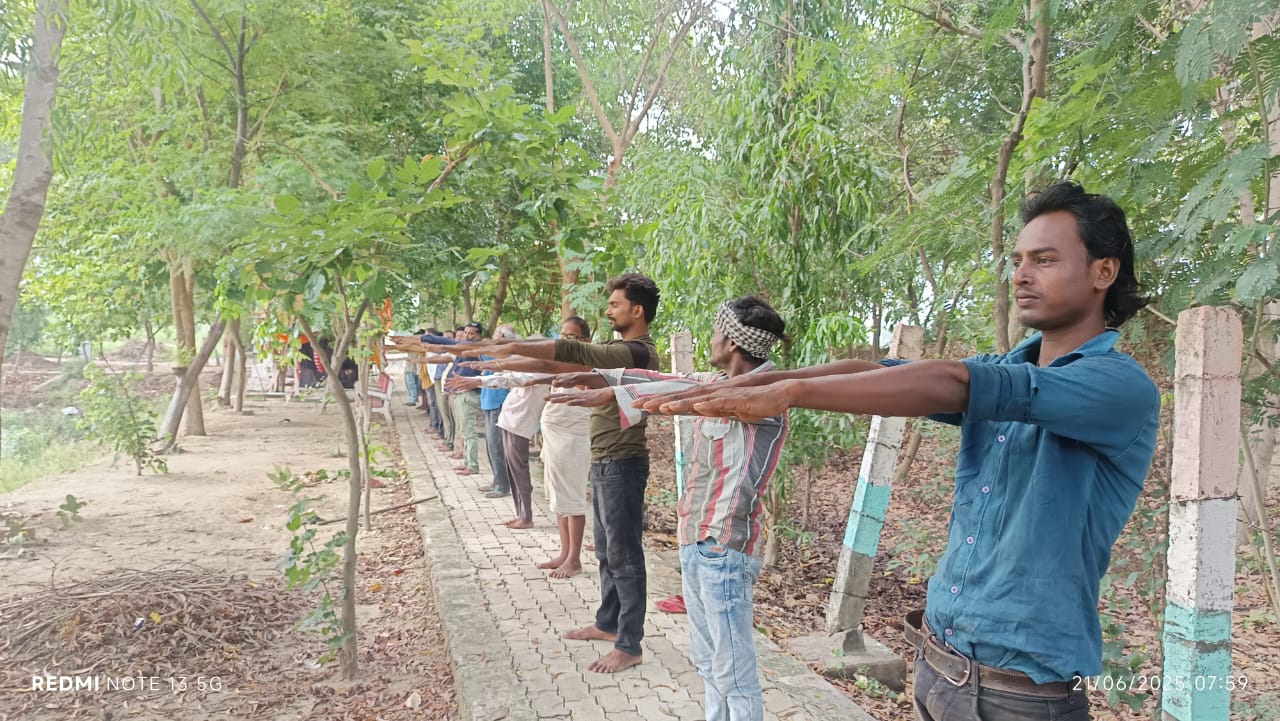 योग दिवस पर ग्राम प्रधान ने ग्रामवासियो को कराया योगाभ्यास