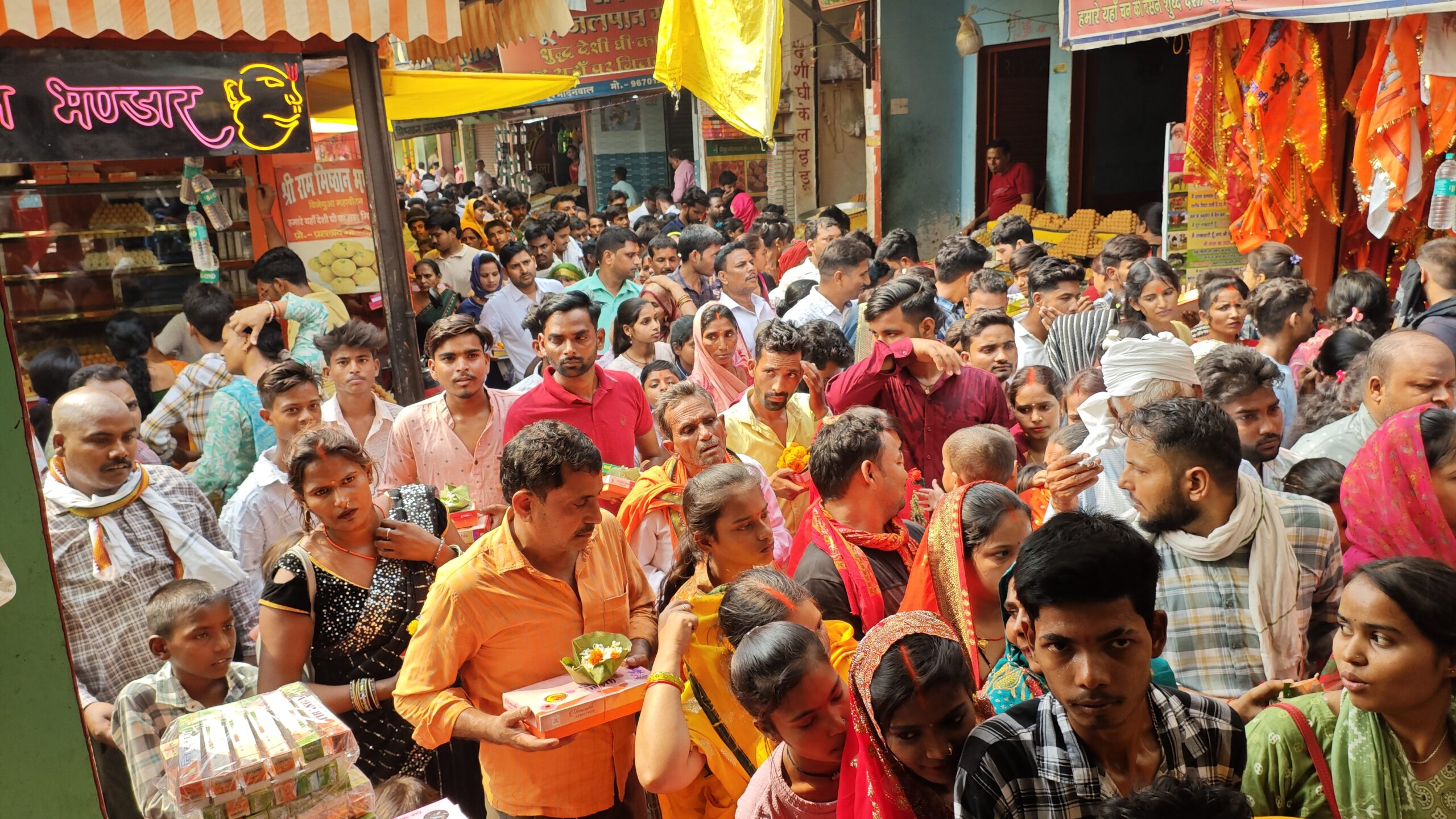 भीषण गर्मी और चिलचिलाती धूप के बावजूद धाम में स्थित मकरी कुण्ड सरोवर में श्रद्धालुओं ने स्नान कर माला,फूल,मीठी पूड़ी,सिंदूर आदि लेकर हनुमानजी के दरबार में कतारबद्ध होकर दरबार में हाजिरी लगाई