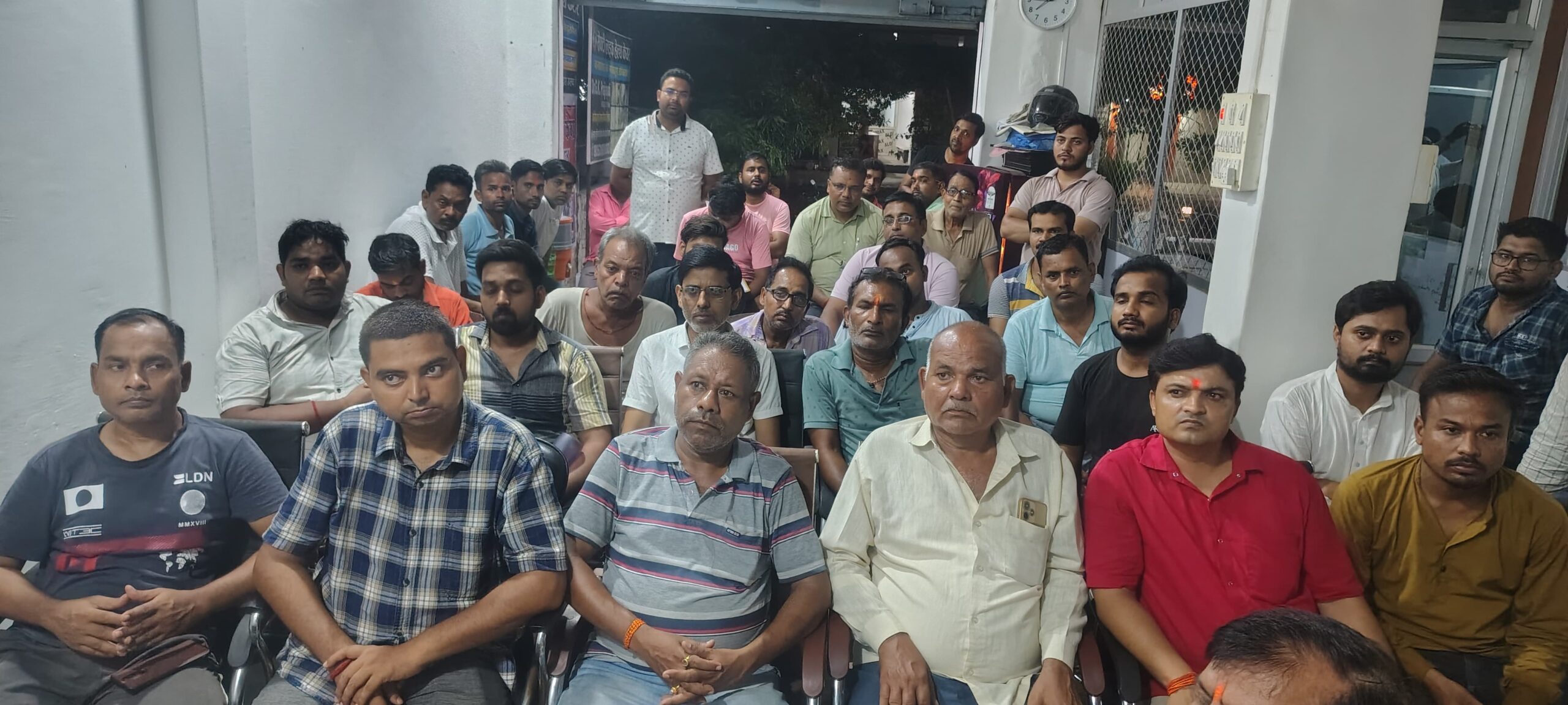 सूरापुर बाजार मे अघोषित बिजली कटौती और यातायात जाम की समस्या के समाधान की मांग को लेकर व्यापारियों ने बैठक की