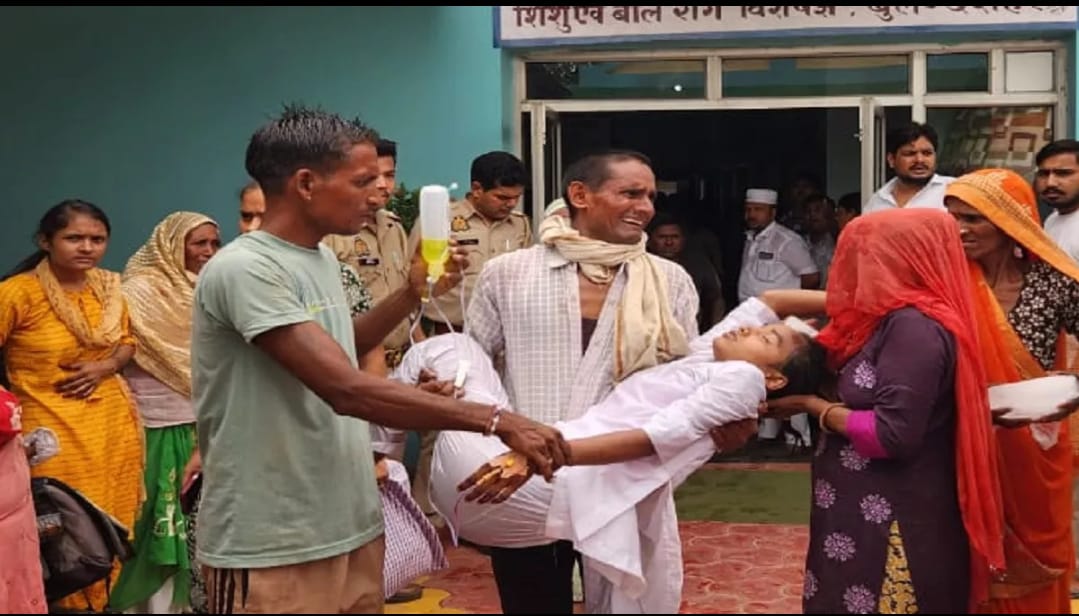 बुलंदशहर के कालेज में क्लास रूम का गेट खोलते ही बेहोश होने लगे छात्र, 60 से अधिक की हालत बिगड़ी
