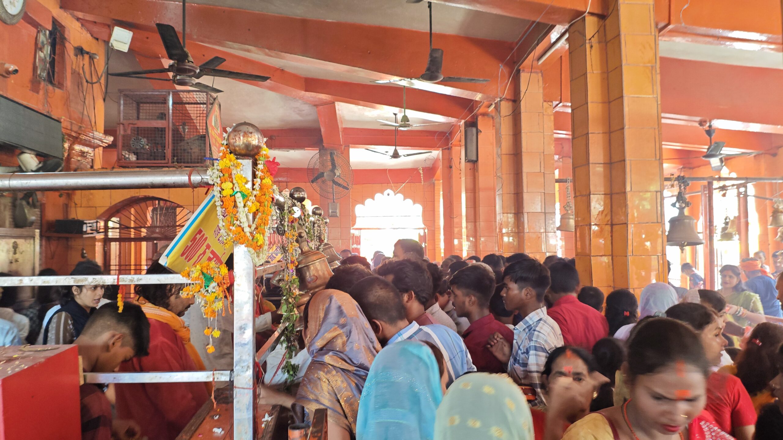 विजेथुआ धाम मे दर्शन करने आये श्रद्धांलु की चैन कटी