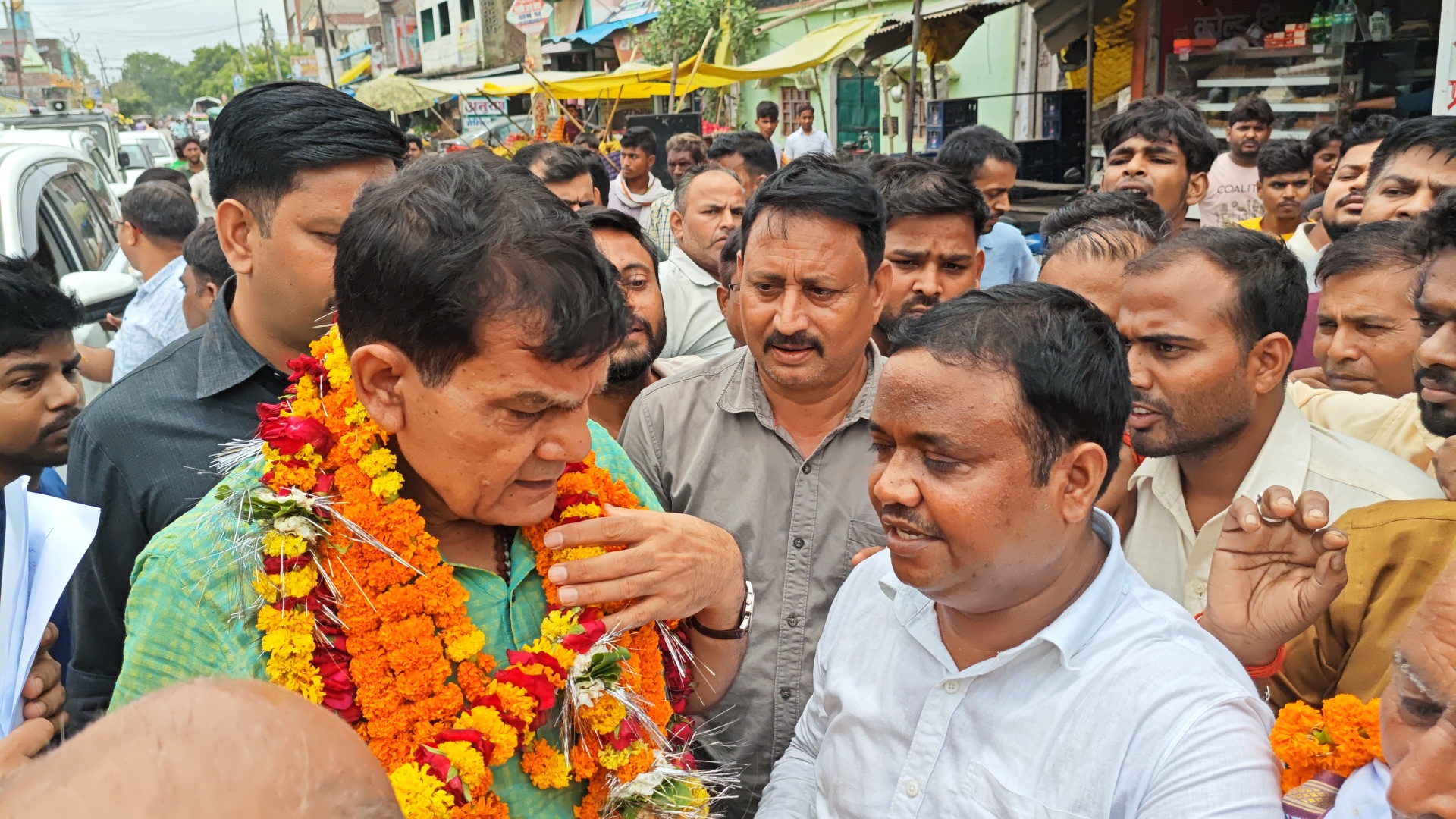 बिजली व्यवस्था से परेशान व्यापारियों ने ऊर्जा मंत्री को सौंपा ट्रांसफार्मर क्षमता बढ़ाने का मांग पत्र