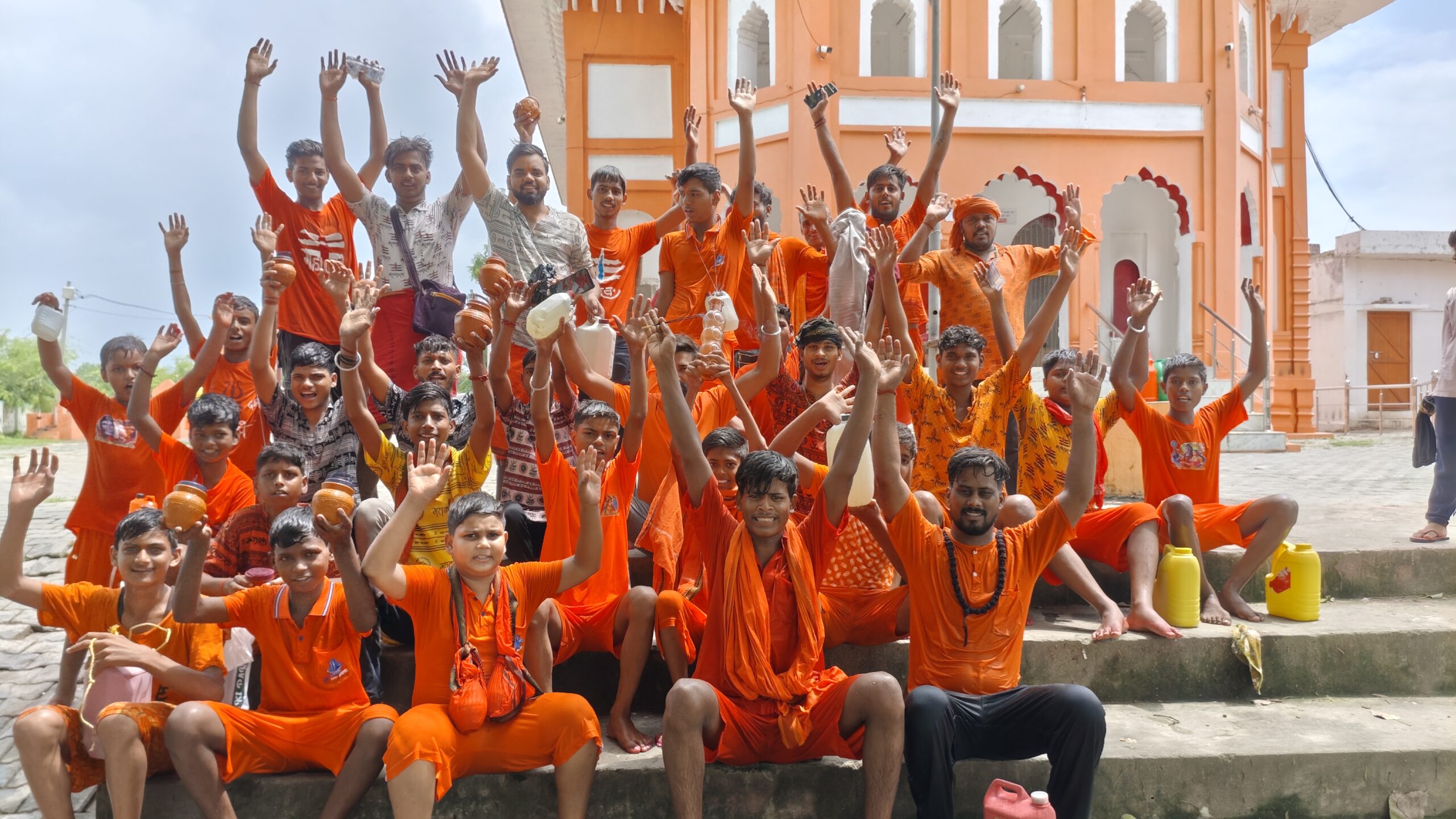 धोपाप घाट से जल लेकर सावन मास मे बाल कावरियों ने पंचमुखेश्वर महादेव, द्वादश ज्योतिर्लिंग का जलाभिषेक किया