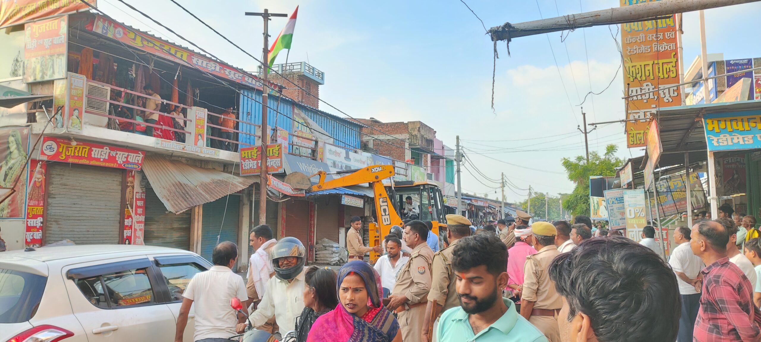 सुल्तानपुर जिले के सूरापुर बाजार में अतिक्रमण पर चला जेसीबी