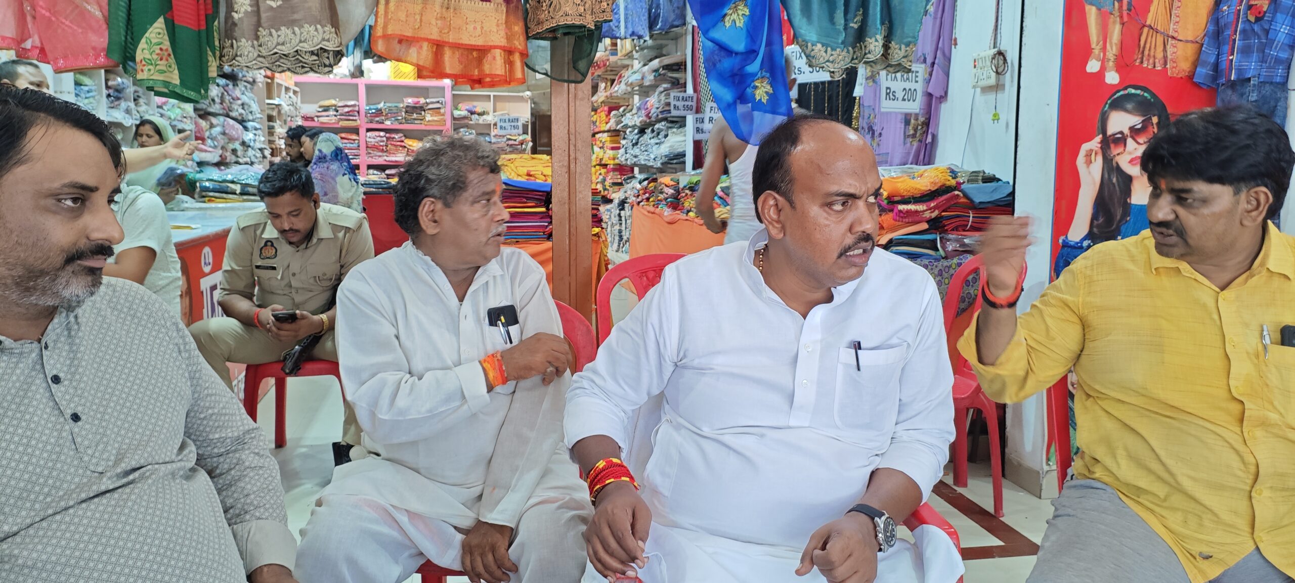 सूरापुर मे श्री कृष्ण जन्मोत्सव बरही की व्यवस्था को लेकर विधायक के साथ व्यापारियों की बैठक