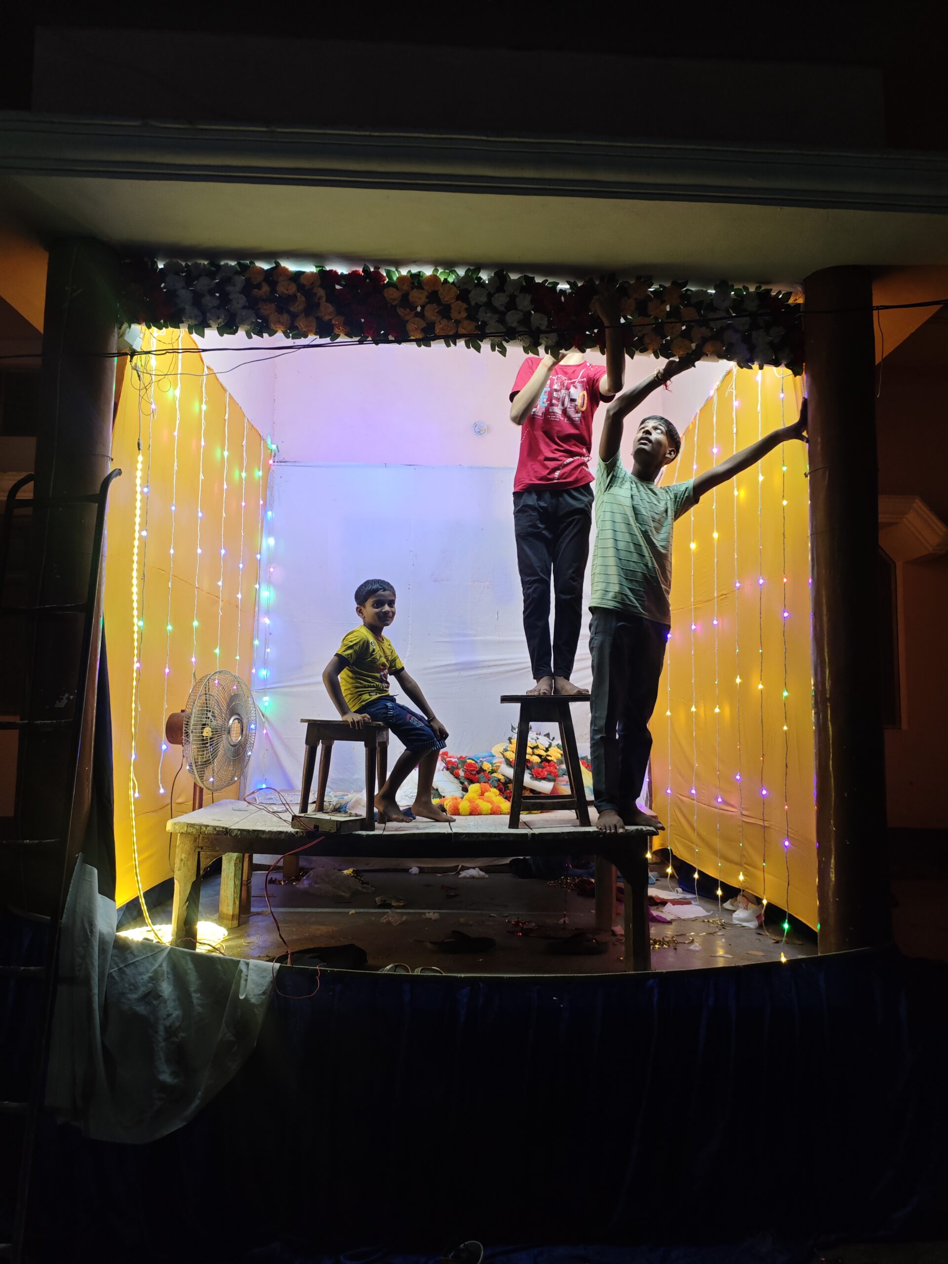 बाल सेवा समिति सूरापुर में बच्चों द्वारा श्रीकृष्ण बरही के लिए झांकियों की साज-सज्जा शुरू