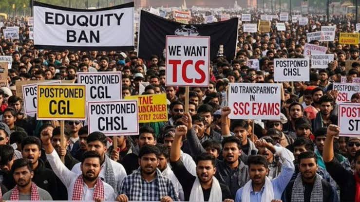 SSC परीक्षाओं में अनियमितता के खिलाफ शिक्षक और छात्रों का चल रहा है प्रदर्शन