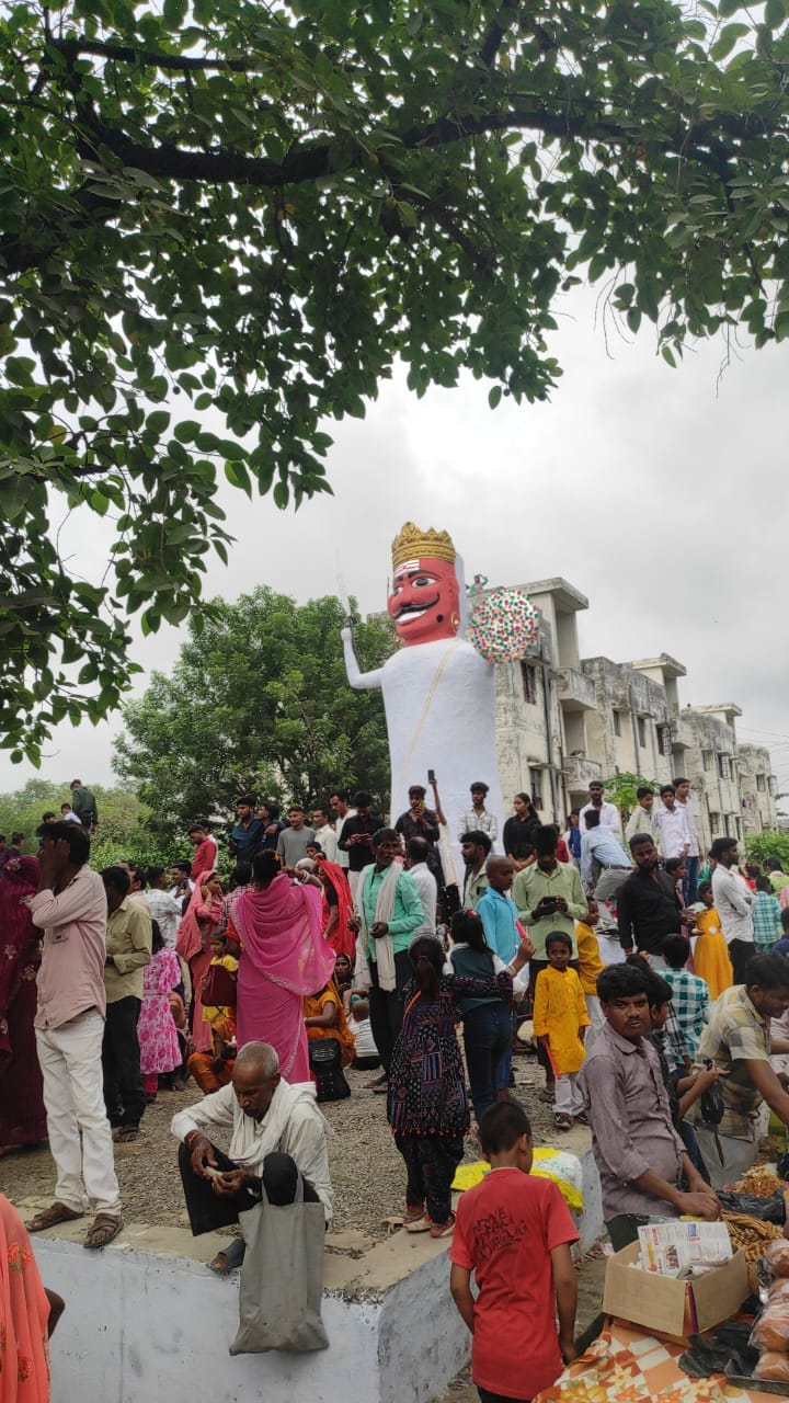 दोस्तपुर में विजयदशमी पर रावण दहन, बाजार में मेले की रौनक