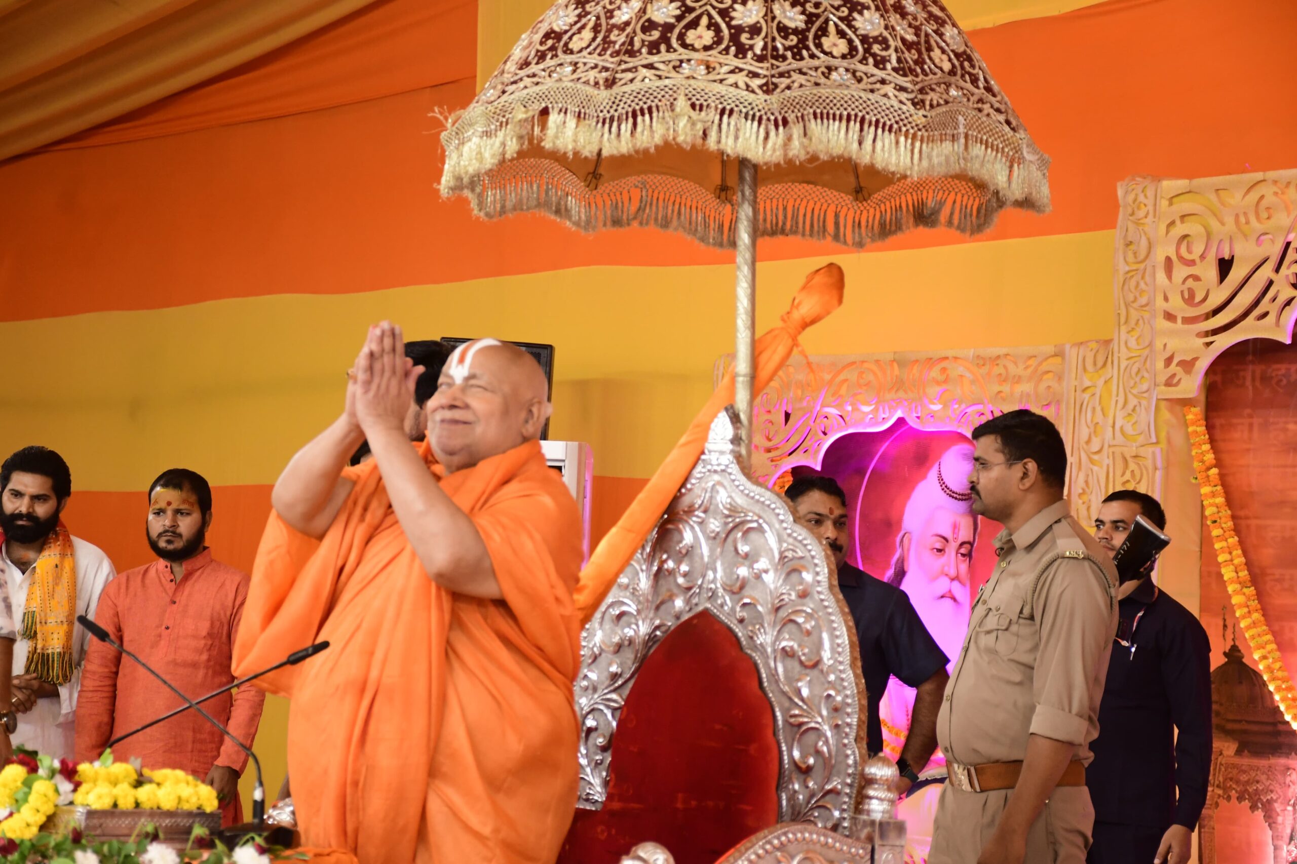 जीवन में राम जैसा स्वामी और हनुमान जी जैसी भक्ति हो -रामभद्राचार्य