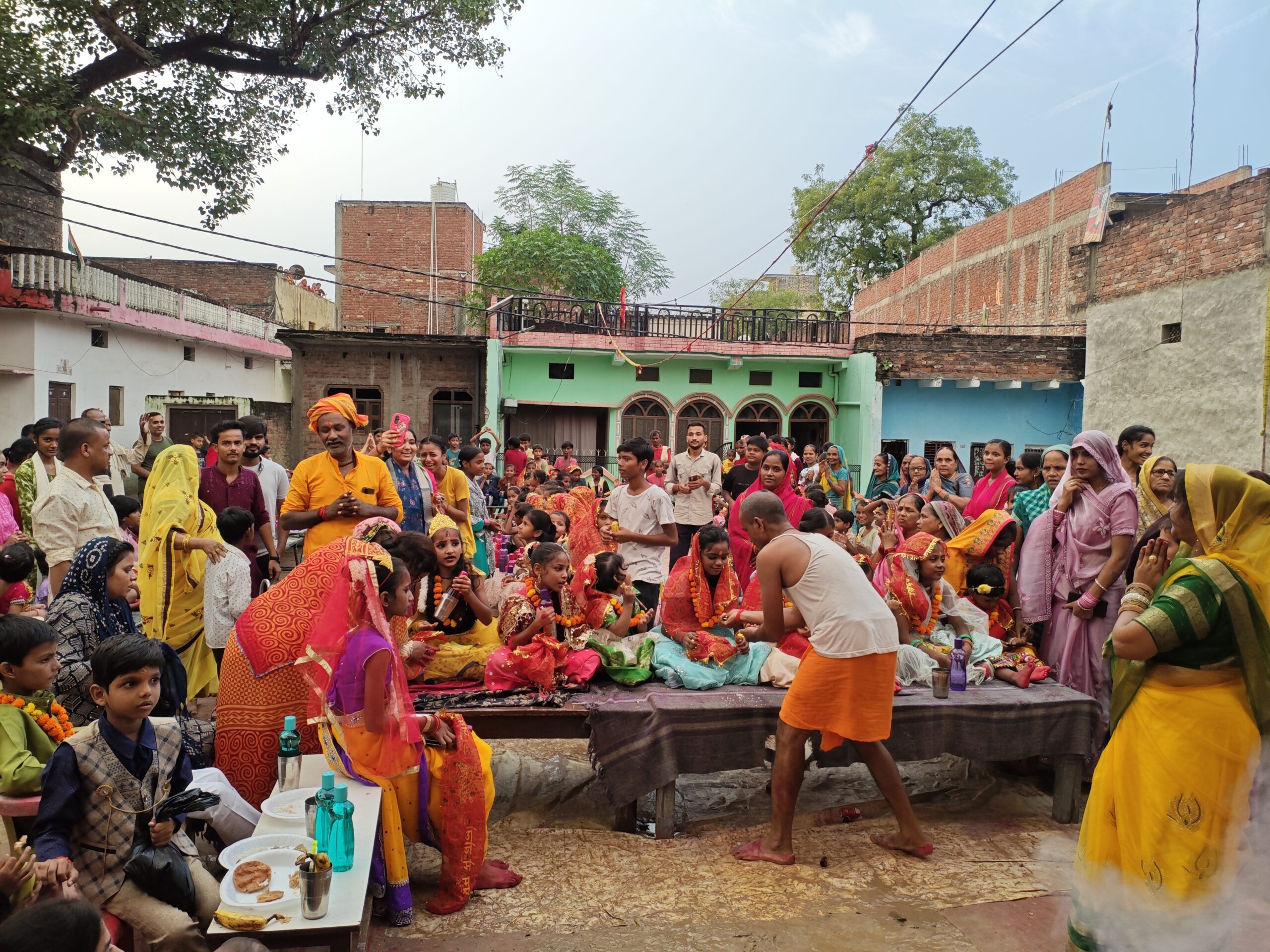 आस्था का अनोखा संगम: 151 कन्याओं के पूजन से गूंजा रामलीला मैदान सूरापुर
