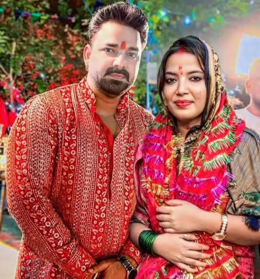 भोजपुरी स्टार पवन सिंह और पत्नी ज्योति सिंह का विवाद सार्वजनिक: घर में एंट्री न मिलने पर रोईं ज्योति, लगाए गंभीर आरोप पवन सिंह ने दिया जवाब, चुनाव लड़ने की थी मांग