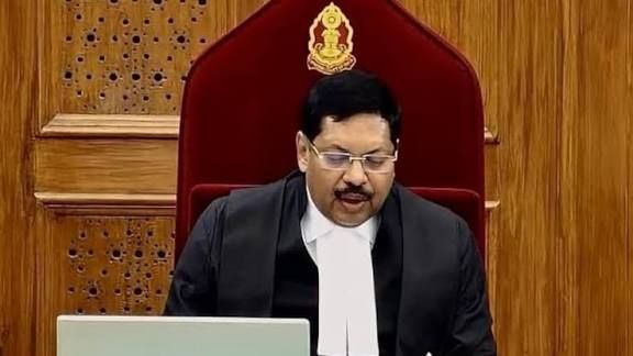 देश की शीर्ष अदालत में मर्यादा तार-तार: चलती सुनवाई के दौरान चीफ जस्टिस गवई पर हमले का प्रयास