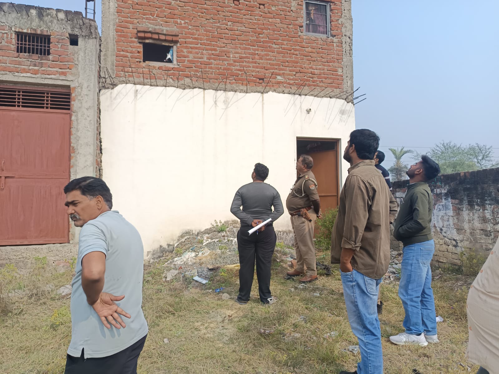 घर की रोशनदान तोड़कर नगदी सहित लाखो की चोरी