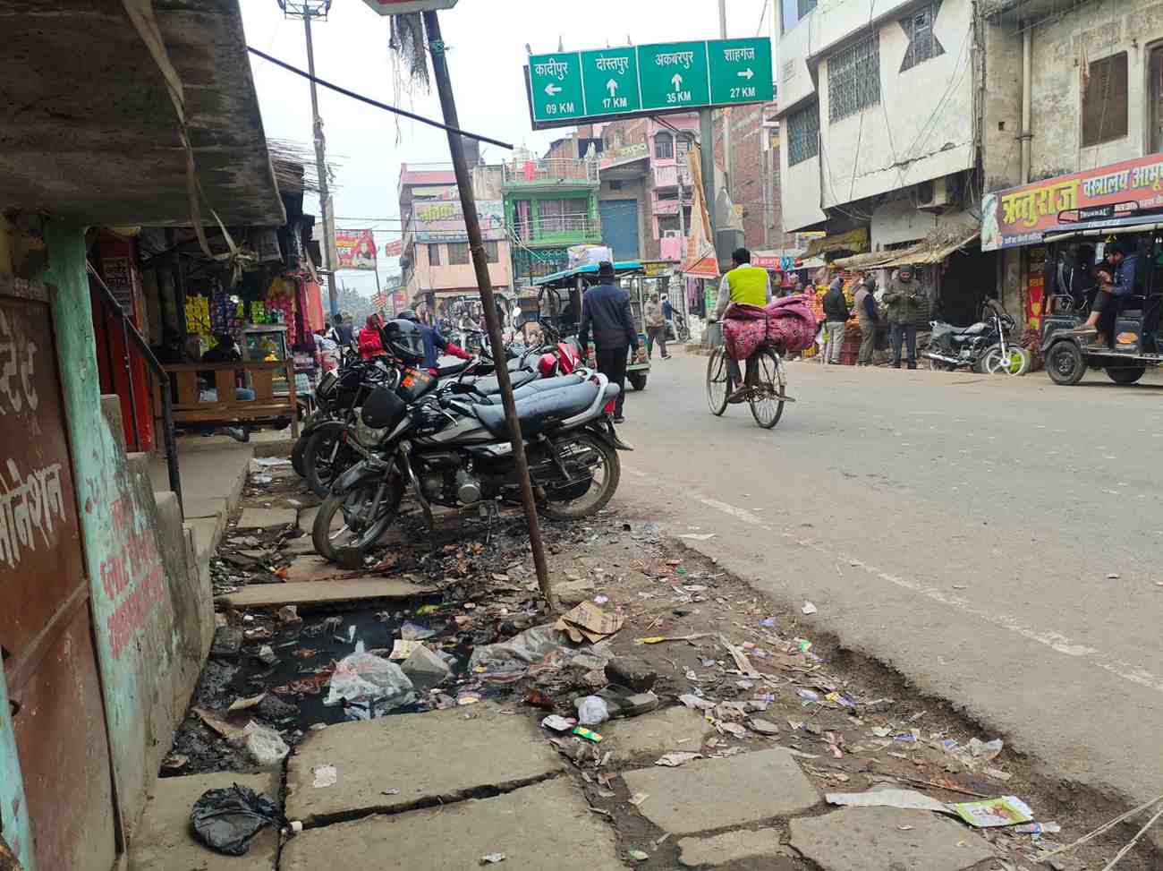 सूरापुर बाजार में नालियों में जमा गंदा पानी