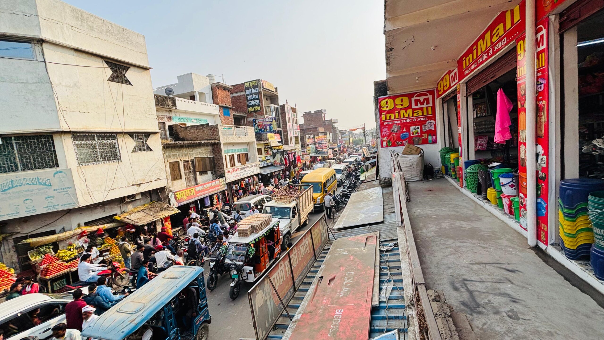 ट्रैफिक पुलिस की कमी और अतिक्रमण से सूरापुर बाजार में जाम का बढ़ा संकट”