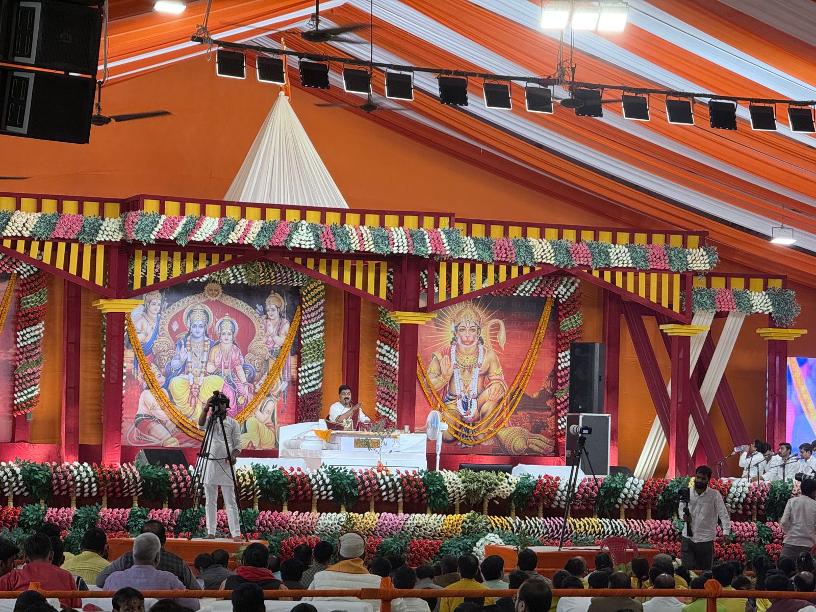 गुरुवार को शाहगंज के रामलीला मैदान में राजन महाराज का भव्य आगमन, चारों युगों का किया विस्तृत वर्णन
