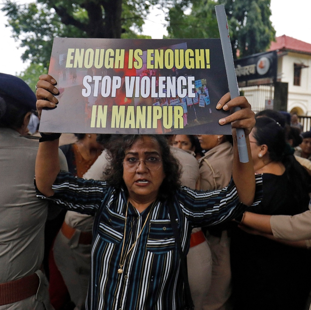 मणिपुर के उखरुल में हिंसा भड़कने से इंटरनेट पांच दिनों के लिए सस्पेंड कर दिया गया, साथ ही आगजनी और गोलीबारी की घटनाएं हुईं