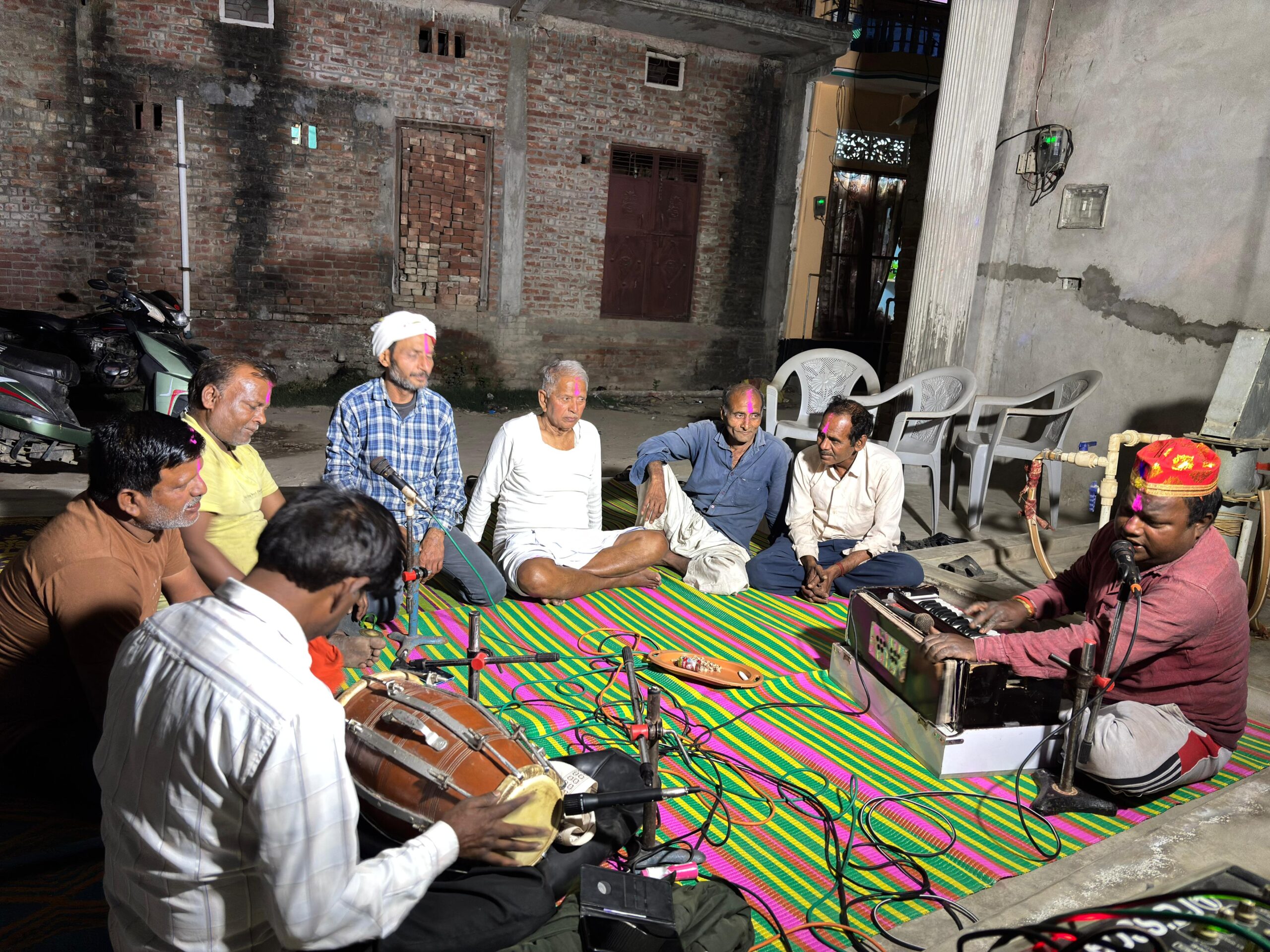 सूरापुर पुरानी बाजार में होली से पहले गूंजे फागुवा के स्वर, पीढ़ियों पुरानी परंपरा आज भी कायम